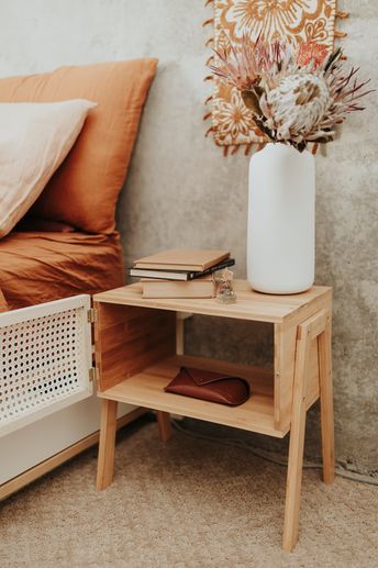 Bedside Table Wood Diy, Wood Bedside Table Diy, Diy End Table Bedroom, Diy Boho Wood Decor, Diy Boho Nightstand Bedside Tables, Build Side Table, Diy Cane Nightstand, Diy Boho Nightstand, Diy Bedroom Table