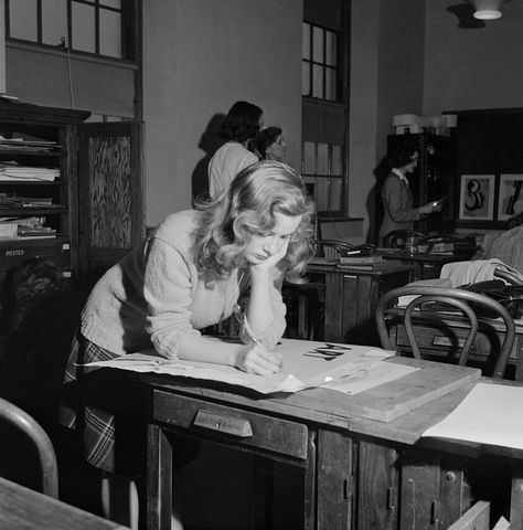 Art class at Woodrow Wilson High School, Washington DC, October 1943 50s High School Aesthetic, High School Newspaper Aesthetic, Substack Ideas, 1940s Office, Esther Bubley, 1940s School, Nora Core, 1920 Portrait, 40s Aesthetic