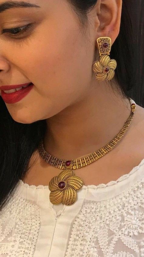 Rose Gold Necklace Set, Flower Costume, Neck Pieces Jewelry, Antique Necklaces Design, Choker Necklace Designs, Gold Jewelry Outfits, Modern Gold Jewelry, Gold Jewelry Simple Necklace, Gold Necklace Indian Bridal Jewelry