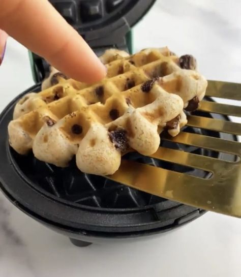 Vegan Chocolate Chip Waffles - Veggie World Recipes Chocolate Protein Pancakes, Chocolate Chip Waffles, Vegan French Toast, Kids Breakfast, Dairy Free Chocolate Chips, Apple Pancakes, Brunch Recipe, Chocolate Chip Recipes, Dairy Free Milk