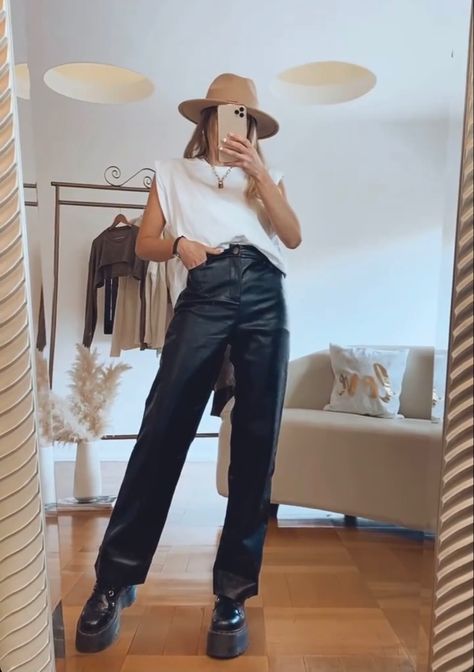 Leather Pants Flare Outfit, Black Leather Flares Outfit, Leather Pants Wide Leg Outfit, Wide Leg Engomado Outfit, Black Leather Pants Outfit Summer, Black Wide Leg Leather Pants Outfit, Leader Pants Outfit, Faux Leather Flare Pants Outfit, Leather Pants Summer Outfit