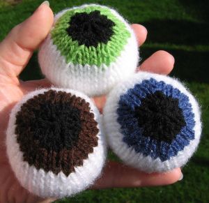 Halloween Knitting Patterns, Juggling Balls, Halloween Knitting, Knitted Toys Free Patterns, Eye Ball, Diy Cat Toys, Loom Knitting Projects, Animal Knitting Patterns, Halloween Eyeballs