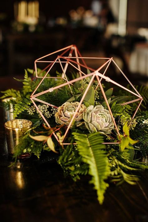 Cheap Wedding Table Centerpieces, Geometric Wedding Decor, Terrarium Centerpiece, Terrarium Wedding, Table Rose, Tafel Decor, Geometric Terrarium, Unique Wedding Flowers, Fall Wedding Centerpieces