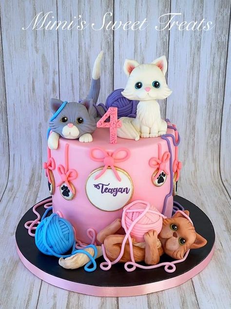 Maket Pasta, Violet Cake, Kitten Cake, Baking Therapy, Kitten Birthday Party, Violet Cakes, Birthday Cake For Cat, Christmas Themed Cake, Food Decorating