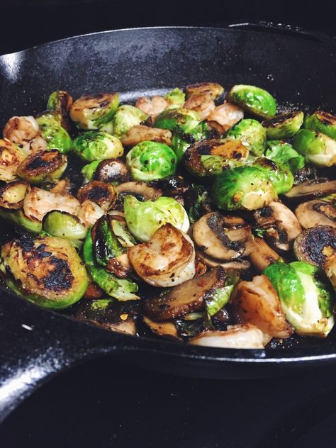 Paleo Shrimp Recipes, Iron Skillet Recipes, Family Fresh Meals, Home Fries, Cast Iron Skillet Recipes, Cast Iron Recipes, Sprout Recipes, Bobby Flay, Brussels Sprouts Recipe