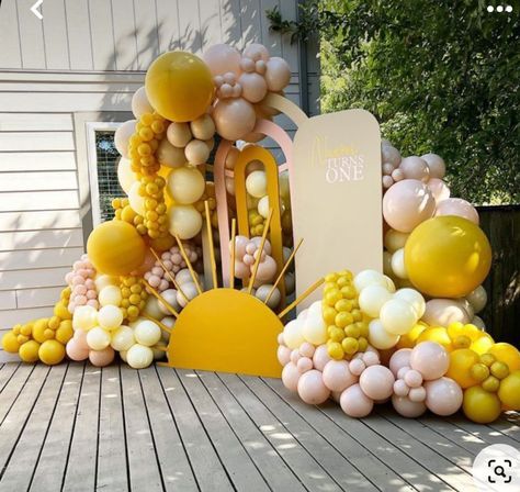 Sunshine Balloon Backdrop, You Are My Sunshine Balloon Garland, Sunrise Balloon Arch, Sun Balloon Decoration, Baby Shower You Are My Sonshine, Sunshine Party Ideas Decorations, You Are My Sunshine Balloon Arch, Little Ray Of Sunshine Baby Shower Decor, A Ray Of Sunshine Baby Shower Ideas