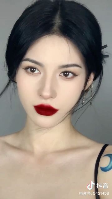 Natural Red Lips, Red Lips Makeup Look, Asian Makeup Tutorials, Asian Makeup Looks, Red Lipstick Makeup, Fest Outfits, Makeup Tutorial Eyeliner, Red Lip Makeup, Red Makeup