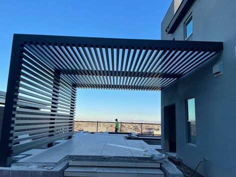 4K Aluminum Inc. on Instagram: “We absolutely love the way this contractor install the lattices under the beams. Thank you for sharing your creative designs! Let’s defy…” L Shaped Pergola, Backyard Resort, Pergola Designs, Back Garden, Creative Designs, L Shape, Lattice, Beams, Skyscraper