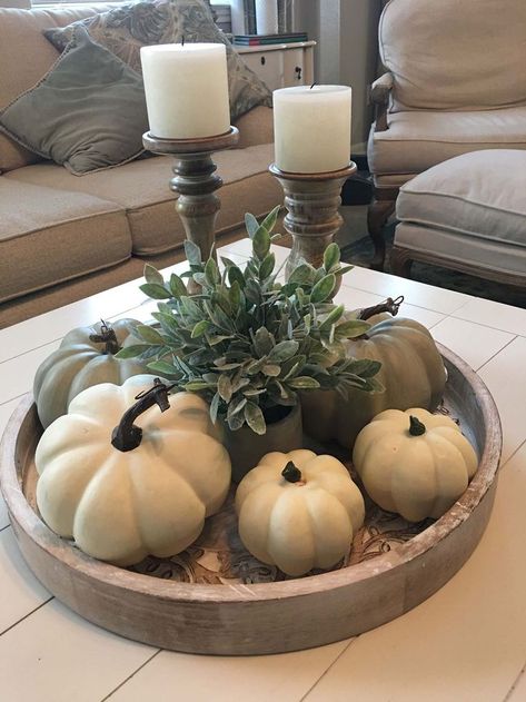 26 Cozy Touches to Beautifully Decorate Your Home for Fall Fall Decor Coffee Table, Coffee Table Centerpiece Ideas, Apartment Farmhouse, Easy Fall Decor, Coffee Table Centerpieces, Tafel Decor, Christmas Farmhouse, Dekor Diy, Fall Farmhouse