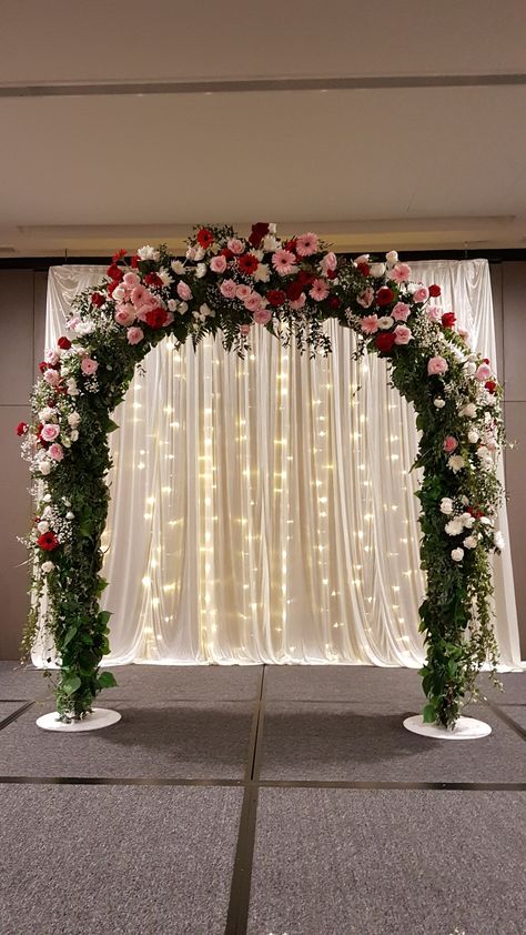 Flower Arch Quinceanera, Pink Red And White Wedding Theme, Red Pink And White Quince, Pink And Red Wedding Decorations, Red And White Wedding Stage Decor, Valentine Arch Decoration, Red And Pink Quinceanera Theme, Pink And Red Quinceanera Decorations, Red And Pink Quinceanera Ideas