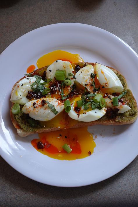 Smashed Eggs On Toast, Lunch Aesthetic, Asian Breakfast, Spicy Eggs, Runny Eggs, Spicy Honey, Egg Toast, Chili Oil, Green Onion