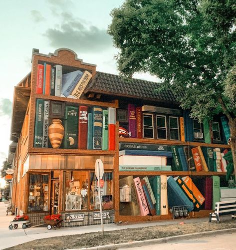 MilwaukeePhoto on Instagram: “Rainbow Booksellers on the corner of 57th and Vliet. 📚 Have you been inside? 🎨 @fred_the_artist ⬅️⬅️” Milwaukee City, Bookstore Cafe, Book Cafe, Unique Buildings, Milwaukee Wisconsin, World Of Books, Milwaukee Wi, Home Library, Book Store