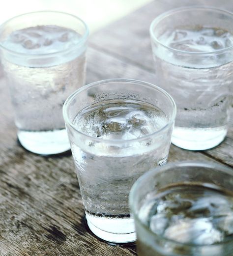 How much water should I drink a day? Liquid Magnesium, Water Health, Kangen Water, Nutrition Sportive, Water Intake, Drink More Water, Lemon Water, Kefir, Ayurveda