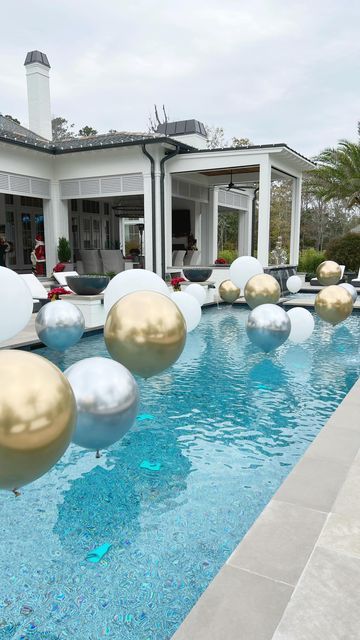 Pool Christmas Decor, Balloon Pool Decorations, White And Gold Pool Party, Pool Party Christmas, Elegant Pool Party, Pool Christmas Decorations, Christmas Pool Decorations, Christmas Pool Decor, Balloon Pool Decor