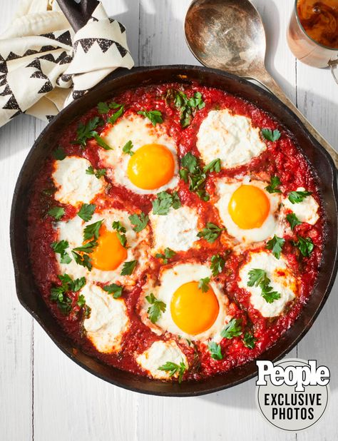 Easy Shakshuka Recipe, Eggs In Tomato Sauce, Ways To Cook Eggs, Shakshuka Recipes, Sweet Paprika, Spicy Tomato Sauce, Metabolic Diet, Fast Metabolism Diet, Fast Metabolism