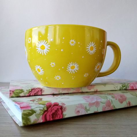 Jumbo ceramic coffee mug, yellow with white daisies Mug Painting, Ceramic Cafe, Painted Coffee Mugs, Yellow Cups, Yellow Mugs, Paint Your Own Pottery, Hand Painted Mugs, Pottery Painting Designs, Keramik Design