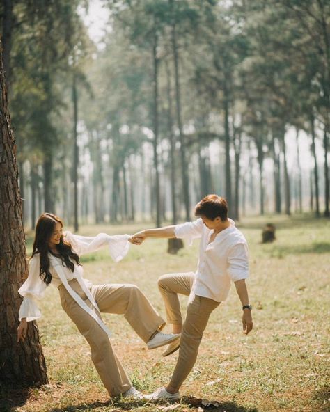 Jeju Photoshoot, Korean Engagement Photos, Prewedding Photography Casual, Korean Prewedding Photography, Photo Poses Outdoor, Pichukkana Wongsarattanasin, Pre Wedding Photoshoot Ideas, Pre Wedding Photoshoot Theme, Wedding Shoot Ideas