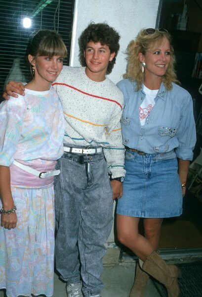 Kirk, Joanne & Olivia Newton John 80s Pics, Werewolf Comic, 80s Life, Grunge Style Outfits, 80s Boys, 80’s Outfits, 1980s Outfits, The 80s Fashion, 80s Clothes