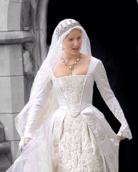 @past_histories on Instagram: “#thetudors #history#tudor#henryviii#anneboleyn#henryviii #history#sixtudorqueens #history#henryviii #janeseymour ##sixtudorqueens…” Rose Wedding Dress, Tudor Dress, Tudor Fashion, Tudor Costumes, The Tudors, Wedding Movies, Tudor Rose, Old Fashion Dresses, Jane Seymour