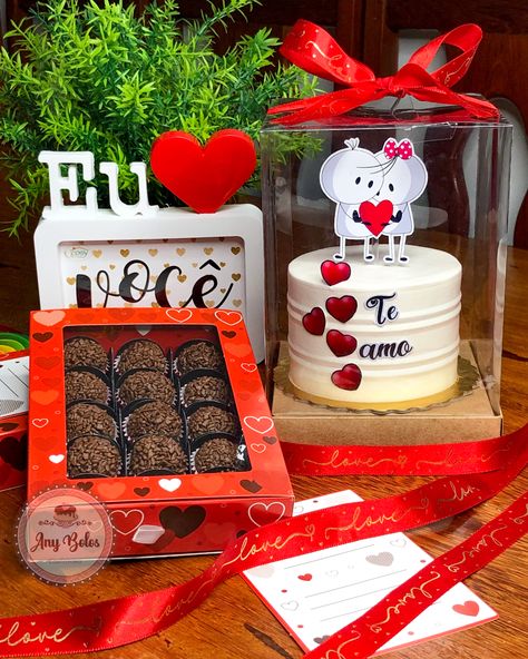 Kit dia dos namorados com mini bolo e brigadeiros Romantic Cake, Cake Decorating Books, Mini Bolo, Romantic Gifts, Friendship Gifts, Mini Cakes, Cake Decorating, Birthday Cake, Valentines Day