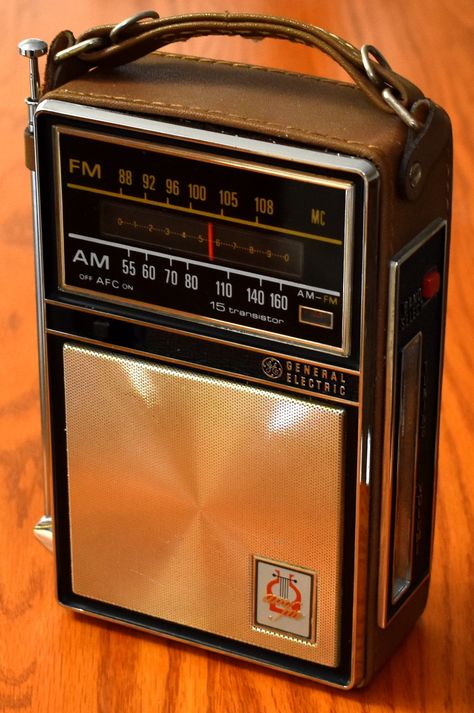 https://flic.kr/p/2iXbia4 | Vintage General Electric Portable Transistor Radio, Model P975F, AM-FM Bands, 15 Transistors, Made In USA, Circa 1966 Transistor Radio Vintage, Old School Radio, Radio Usa, Radio Design, Retro Radio, Antique Radio, Portable Radio, Jukeboxes, Old Radios