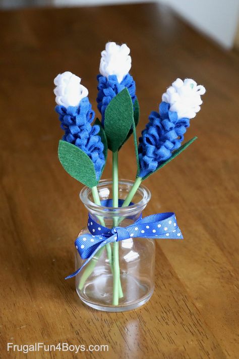 How to Make Felt Bluebonnets - Frugal Fun For Boys and Girls Paper Cards Ideas, Cards Making Ideas, Beautiful Blue Flowers, Texas Crafts, Texas Theme, Texas Bluebonnets, Flower Pots Outdoor, Bamboo Skewers, Paper Crafts Card