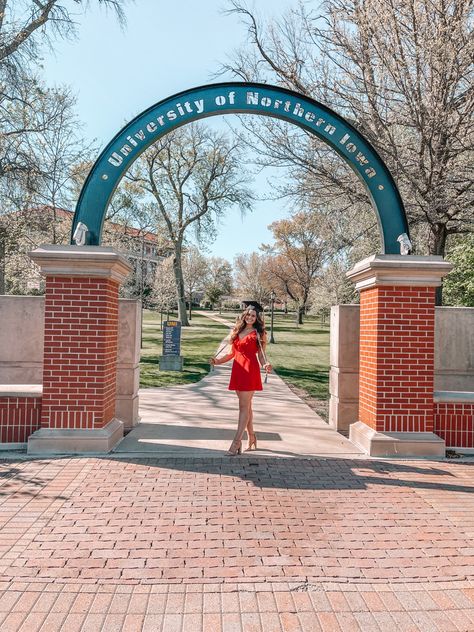 Male College Graduation Pictures, Poses Graduation, Graduation University, Graduation Dress College, Pictures Graduation, University Of Northern Iowa, Cap Graduation, College Graduation Pictures, Graduation Poses