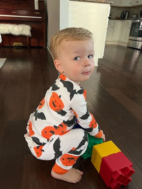 Wanting something fall and festive for your little ones? These pjs are adorable and are a great way to bring in all the fall and halloween vibes! #fall #halloween #pumpkin #bats #toddlerpjs #fallpjs Halloween Pjs, Baby Halloween Outfits, Fall And Halloween, Toddler Halloween, Halloween Vibes, Halloween Aesthetic, Toddler Life, Kids Halloween, Baby Halloween