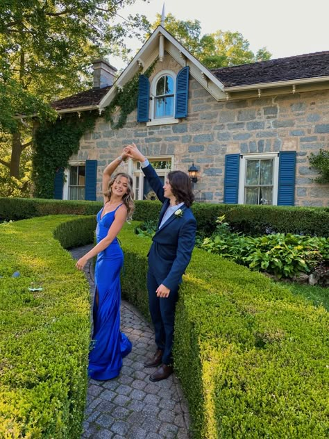 Gala Couple Pictures, Royal Blue Prom Aesthetic, Homecoming Couple Photos, Navy Blue Suit Prom, Navy Suit Prom, Navy Blue Prom Couple, Blue Prom Couple, Prom Date Pictures, Outdoors Couple