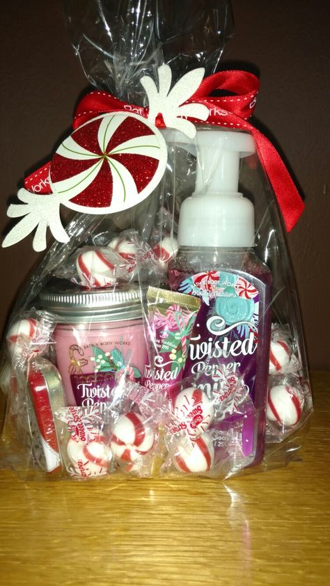 Christmas gift for friends at the gym, hair stylist, teachers, and mail carrier. Twisted Peppermint hand soap, mason jar candle, lip gloss (all Bath & Body Works), Altoids, peppermints. Bath & Body Works lets you take the amount of cellophane bags and ribbon you need. Wrap it up and add a peppermint tag. Christmas Gifts For Siblings, Gifts For Siblings, Joululahjat Diy, Secret Santa Christmas Gifts, Diy Christmas Gifts For Friends, Kids Gift Baskets, Easy Diy Christmas Gifts, Easy Christmas Gifts, Gifts For