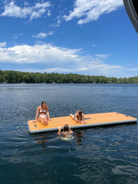 Summer On The Lake, Lake House Summer Aesthetic, Lake House Pictures With Friends, Lake House Aesthetic Summer, Lake Days Aesthetic, Lake Day Aesthetic, Lake Life Aesthetic, Lake House Summer, Lake House Aesthetic