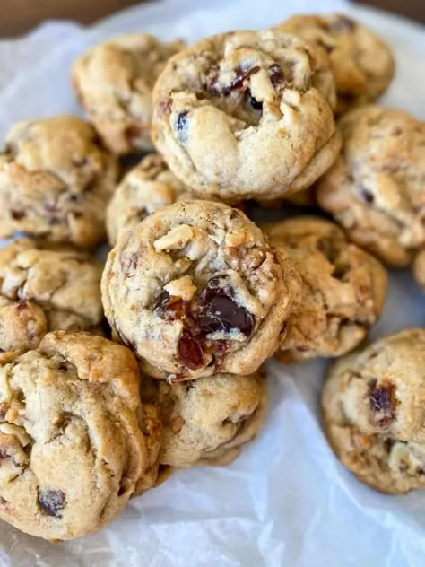 Date Walnut Cookies - Fufu's Kitchen Date Cookies, Walnut Recipes, Walnut Cookies, Filled Cookies, Easy Cookie Recipes, Easy Baking Recipes, Cookies Recipes Christmas, Easy Cookies, Favorite Cookies