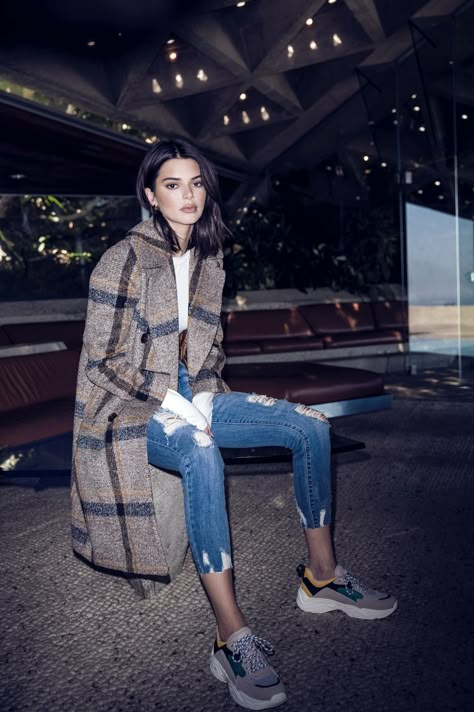 Kendall Jenner Tennis Shoe Street Style, Kendall Jenner Shoes, Kendall Jenner Outfits Summer, Sneaker Street Style Women, Kendall Jenner Outfits Street Styles, Camper Outfit, Kendall Jenner Outfits Casual, Mantel Styling, Kendal Jenner