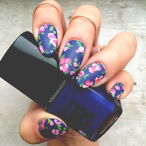 navy blue floral short nails pink flowers art design Pink Flowers Art, Navy Nails, Navy Blue Nails, Polish Manicure, Nail Polish Brands, Floral Nail Art, Best Nail Art Designs, Flower Nail Art, Beautiful Nail Designs