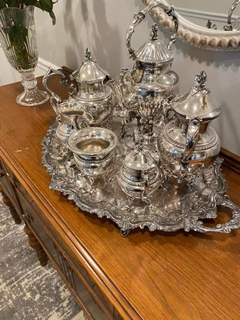 Silver Tea Set Display, Basic Table Setting, Tea Set Display, Wedding Food Table, Shabby Cottage Style, Tea Table Settings, Silver Tea Service, Silver Home Accessories, Vintage Trophy