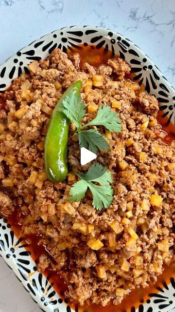 CELINA GARZA  | RECETAS DELICIOSAS on Instagram: "Y bueno, es que el Picadillo de Res es un platillo básico de básicos y cómo todas las recetas básicas, hay que hacerlas bien para que queden espectaculares! Ésta es mi versión 🥰 Confieso que no soy fan del picadillo pero preparado así, me parece adictivo ja. Lo preparamos para que fuera uno de los rellenos de las gorditas de Ange. No les puedo explicar… 🤤  Pueden usarlo en taquitos, sopes, tlayudas o, cómo diría @sofffiiia1 , en cualquier platillo mexicano 😂 Gócenlo mucho y cuéntenme cuando lo preparen.  Listos para las gorditas? ☺️  Les amo! 🤍  Picadillo Mexicano  1 chile guajillo 1 pieza de chorizo 4 tomates guaje 1 - 2 chiles chipotle 1 cucharadita de comino molido 2 dientes de ajo grandes 1 cubito de consomé de tomate (o sal extra) Picadillo Mexicano, Chile Guajillo, On Instagram