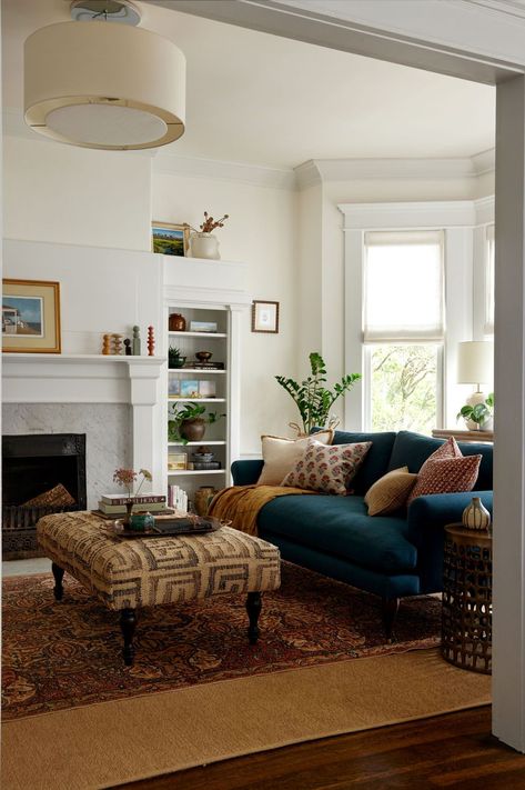 See how Melanie Love transformed this 1913 Edwardian San Francisco pattern fillhome into a timeless, cozy jewel box perfect for a young and growing family. Contemporary Edwardian Interiors, Edwardian House Interior, Edwardian Decor, Edwardian Living Room, Blue Sofas Living Room, Edwardian Home, London Living Room, San Francisco Home, Living Room New York