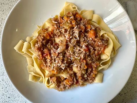 Stanley Tucci’s 20-Minute Bolognese Will Become a Weeknight Dinner Staple in Your House Quick Bolognese, Homemade Bolognese Sauce, Homemade Bolognese, 5 Ingredient Dinners, Stanley Tucci, Quick Dishes, Global Recipes, Salad Side Dishes, Food Help