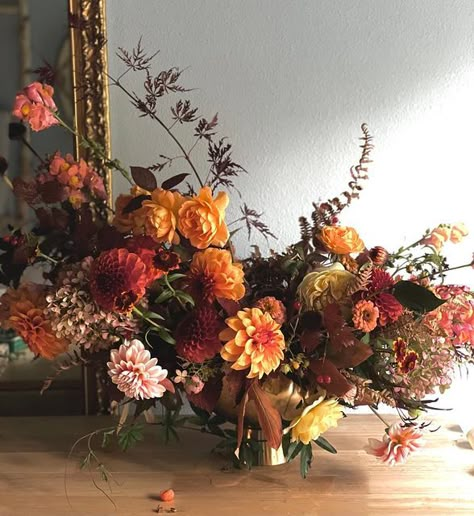 Fall Flower Garland, Floral Arrangement Shapes, Thanks Giving Flower Arrangement, Autumn Flowers Arrangements, Autumnal Floral Arrangements, Fall Colored Flowers, Studio Floral Photoshoot, Thanksgiving Flowers Arrangements, Wedding Autumn Decoration