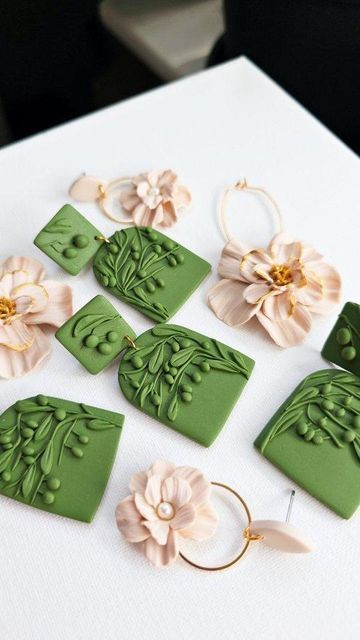 Fimo Earrings, Diy Jewelry To Sell, Diy Earrings Polymer Clay, Polymer Clay Jewelry Tutorials, Handmade Clay Jewelry, Polymer Clay Jewelry Diy, Clay Jewellery, Fimo Clay, Polymer Clay Flowers