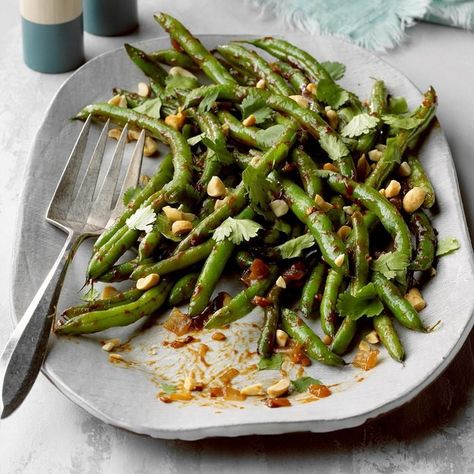 Skillet Side Dishes, Thai Green Beans, Asian Meals, Green Beans Recipe, Tasty Thai, Veg Dishes, Thai Dishes, Beans Recipe, Asian Foods