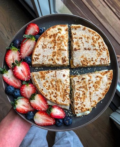 GRACE ☆ on Instagram: "BREAKFAST QUESADILLA 🤤 with all my favs: egg whites, mushrooms, cheese, and GUAC 🥑 I swear you could add guacamole to anything and it would taste good 😆 . Starting 2020 off strong with a delicious brekki! This was SO quick and easy to whip up 🙌🏻 and tasted like it came straight from a restaurant 🤪 I find that eating a GOOD breakfast sets me up for a successful day with loads more energy⚡️I really hope you try this one out! . ••••••••• . . dEATS👇🏻 . - 2 whole wheat Breakfast Quesadilla, Good Breakfast, Instagram Breakfast, Breakfast Set, More Energy, Whole Wheat, Best Breakfast, Egg Whites, Clean Eating Recipes