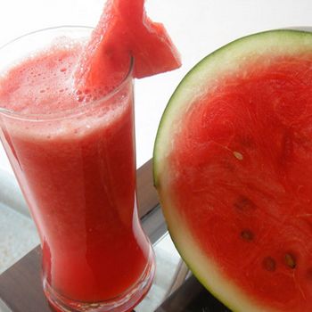 Resep Membuat Jus Semangka | Resep Cara Membuat Masakan Enak Komplit Sederhana Liver Cleanse Juice, Resep Smoothie, Nutribullet Recipes, Watermelon Diet, Juicer Recipes, Natural Drinks, Watermelon Juice, Detox Smoothie, Detox Diet