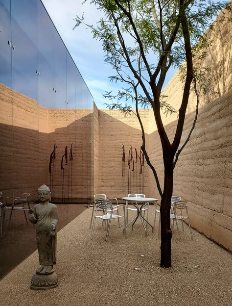 Facade Inspiration, Desert Farmhouse, Earth Architecture, Rammed Earth Homes, Australia House, Garage Addition, Rammed Earth Wall, Furniture Architecture, Photoshoot Studio