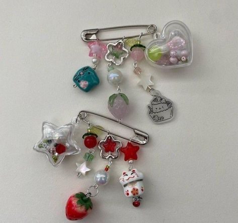 Aesthetic Beaded Keychain, Keychain Ideas Beads, Keychain Beads Ideas, Random Trinkets, Aesthetic Charms, Cincin Diy, Decorative Pins, Bag Pins, Keramik Design