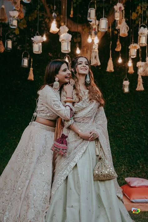 Lehenga Poses With Bestie, Bridesmaid Poses, Brides Sister, Bridesmaid Photoshoot, Sisters Photoshoot Poses, Sister Poses, Bridal Photography Poses, Sisters Photoshoot, Bride Photography Poses