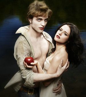 People may misconceive the reason Bella is holding an apple in this picture. some may think it's because of the Twilight book cover. But it's really about the forbidden fruit theme that's going on in the book. The Myth about Forbidden love is what Twilighters LOVE! the readers love to read about forbidden love between a vampire and a human (kind of like Romeo and Juliet), they aren't supposed to be together but in the end Edward and Bella end up together. Kristen Stewart Twilight, Twilight Saga New Moon, Twilight Cast, Eric Bana, Twilight Edward, Robert Pattinson And Kristen, Rob Pattinson, Twilight Book, Twilight New Moon