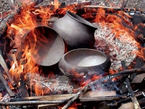 How To Glaze Pottery Without A Kiln, How To Fire Pottery Without A Kiln, Diy Kiln How To Build, Pottery Without A Kiln, Homesteading Crafts, Pottery Firing, Firing Clay, Primitive Pottery, Raku Firing