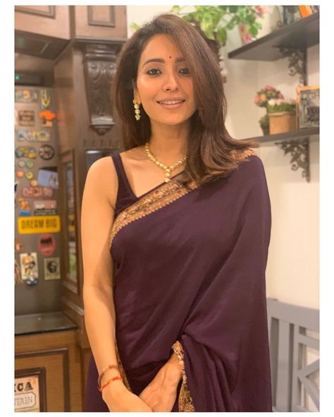 MsNegi posted on Instagram: “What a happy happy happyyyy festival is Diwali✨ In @ankiitaapatel ki pyaari माँ ki vintage saree ✨…” • See all of @ashanegi's photos and videos on their profile. Asha Negi, Queen Images, Sriti Jha, Bollywood Masala, Saree Jewellery, Vintage Saree, Backless Blouse, Indian Models, Designer Dresses Indian