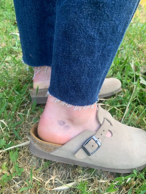 Clog Tattoo, Outside Ankle Tattoo, Tattoos Inspo, Boston Clog, Birkenstock Boston, Ankle Tattoo, Birkenstock Boston Clog, Birkenstock, Tatting